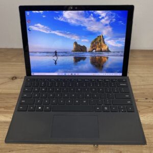 Microsoft Surface Pro 4 – 12.3" Touch Tablet – Intel Core i5-6300U – 8GB RAM – 256GB SSD (LCD spot)