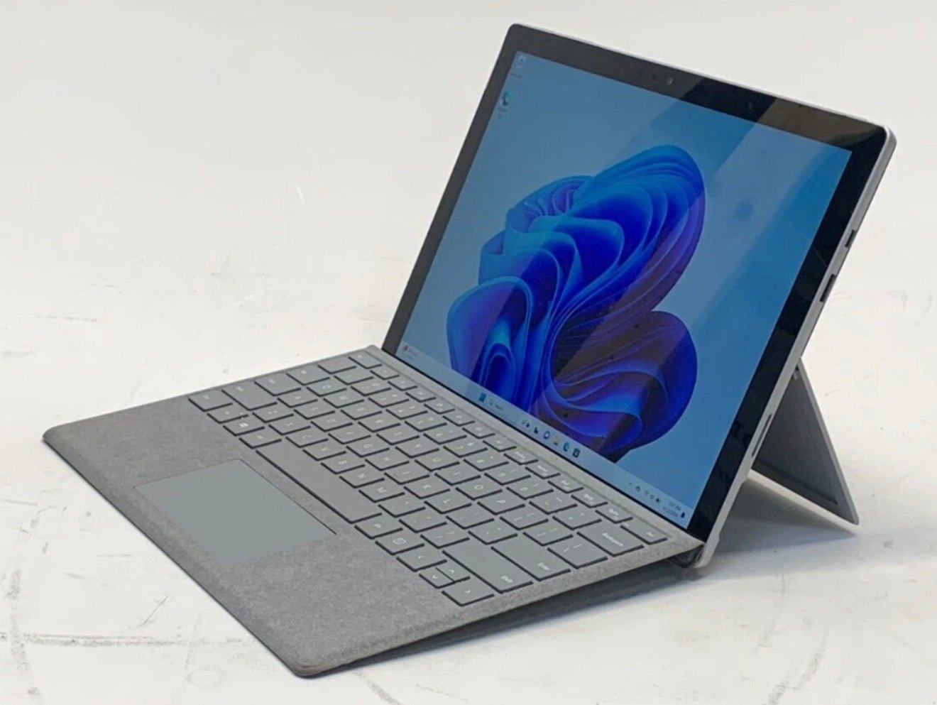 Pre-owned Microsoft Surface Pro 6 12.3 inch - Intel Core i5-8350U, 8GB RAM, 256GB SSD with keyboard