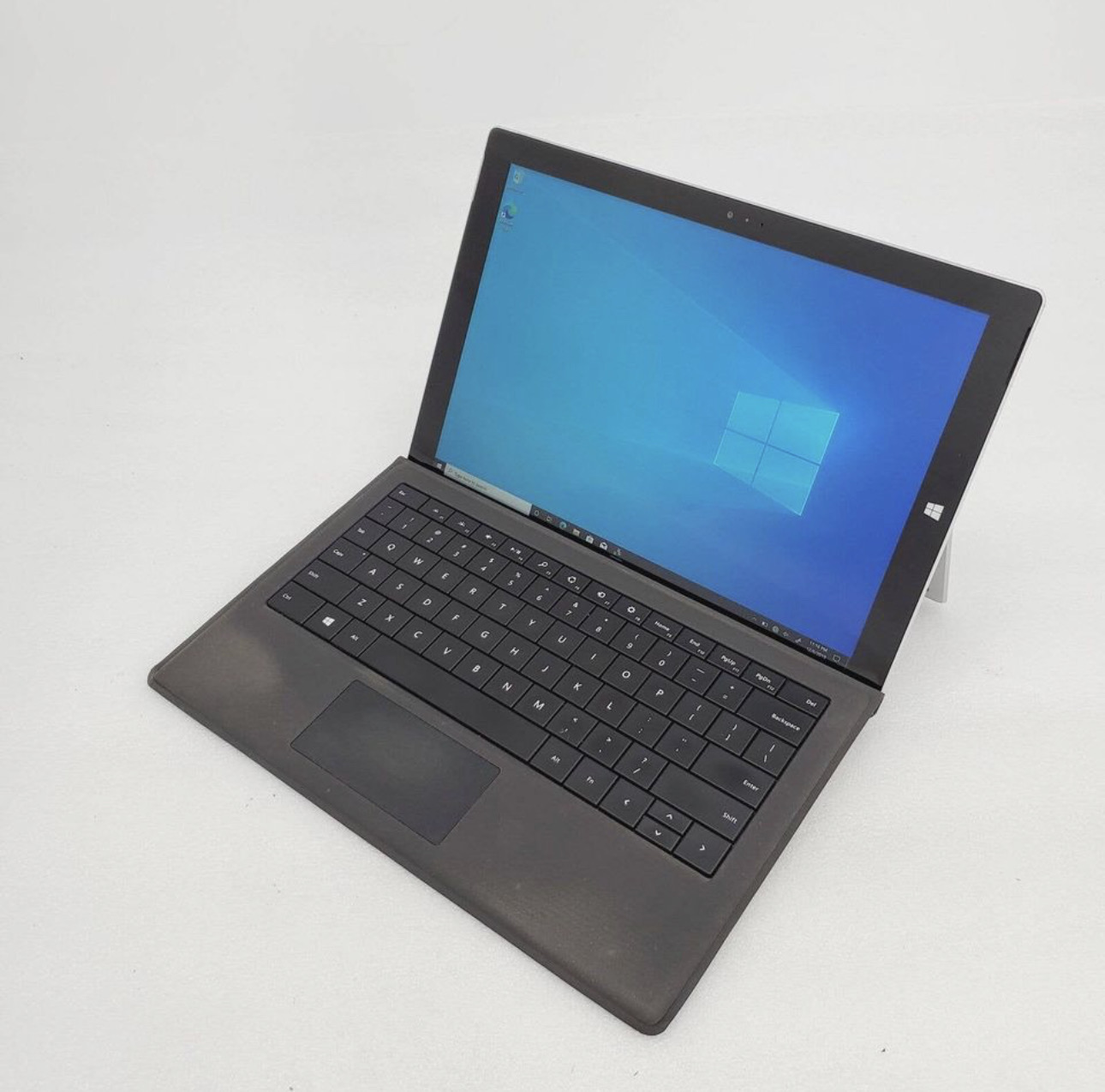 Microsoft Surface Pro 3 12.3 Inch - Intel Core i5 4300U, 8GB RAM, 256GB SSD, Windows 10 - Image 4