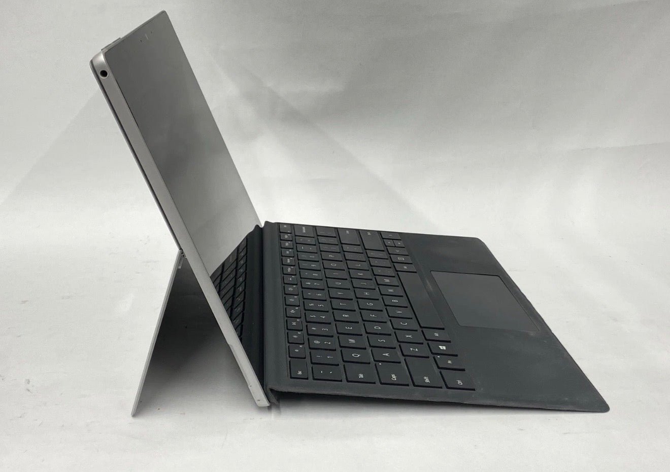 Pre-owned Microsoft Surface Pro 5 12.3 inch Touchscreen- Intel i5-7300U, 8GB RAM, 256GB SSD, Fair condition - Image 5