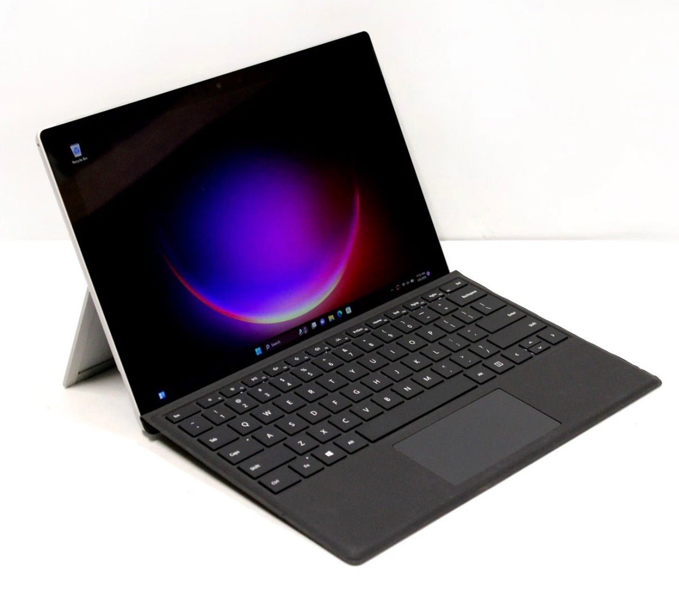 Pre-owned Microsoft Surface Pro 5 12.3 inch - Intel Core i5-7300U, 4GB RAM, 128GB SSD, Windows 11 with keyboard