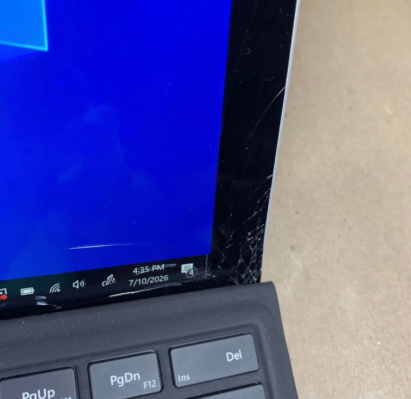 Pre-owned Microsoft Surface Pro 5 1807, Core i5-7300U @ 2.3GHz, 8GB RAM, 256GB SSD, W10P (Crack Glass) - Ảnh 3