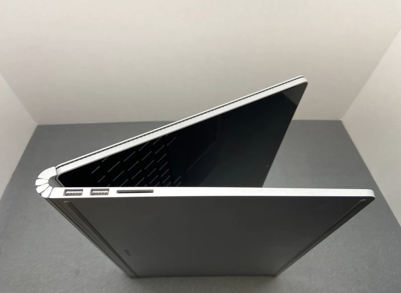 Microsoft Surface Book 2 13.5" Intel i5-7300U @ 2.6 8GB 256GB + Dock + Win10